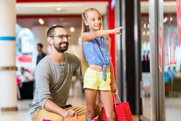 Familie op etalage in het winkelcentrum winkelen — Stockfoto