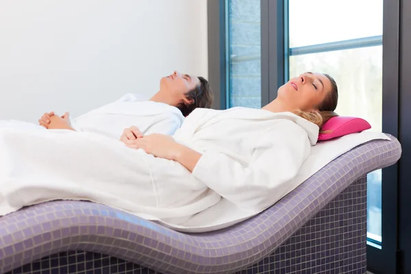 Bem-estar - homem e mulher relaxando depois da sauna — Fotografia de Stock