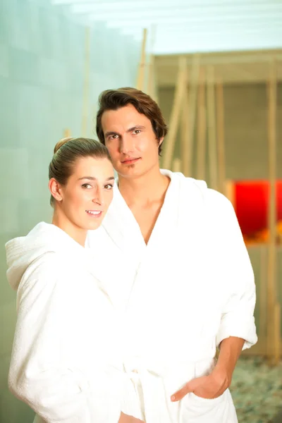 Parejas jóvenes en albornoz en Spa —  Fotos de Stock