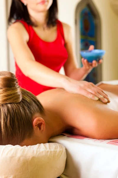 Frau genießt Massage im Wellness-Spa — Stockfoto