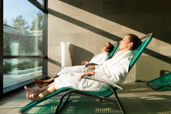 Jeune couple relaxant au spa bien-être — Photo