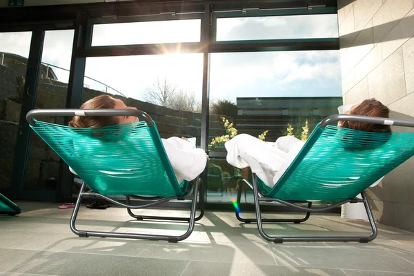 Junges Paar entspannt im Wellness-Spa — Stockfoto