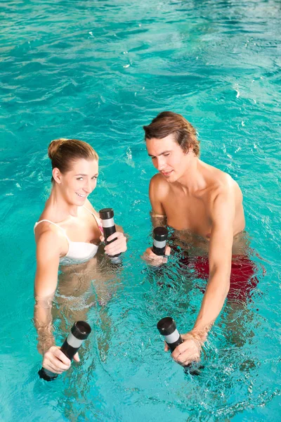 Fitness - gymnastika pod vodou v bazénu — Stock fotografie