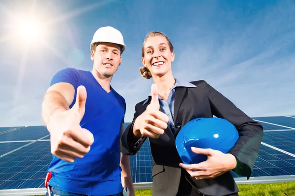 Grön energi - solpaneler med blå himmel — Stockfoto