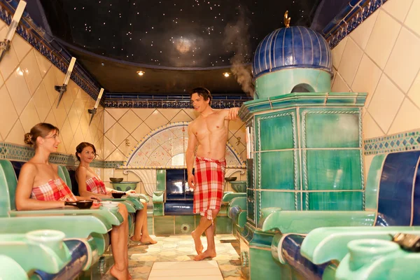 Drei Freunde in der Sauna eines Thermalbades — Stockfoto