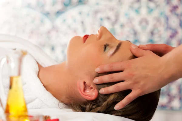 Wellness - женщина получает массаж головы в спа — стоковое фото