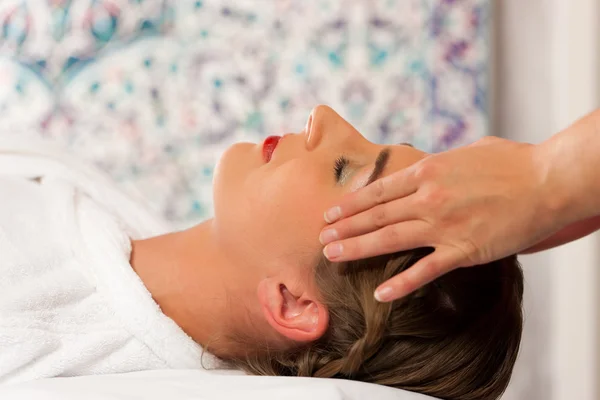 Wellness - vrouw krijgen hoofd massage in de Spa — Stockfoto