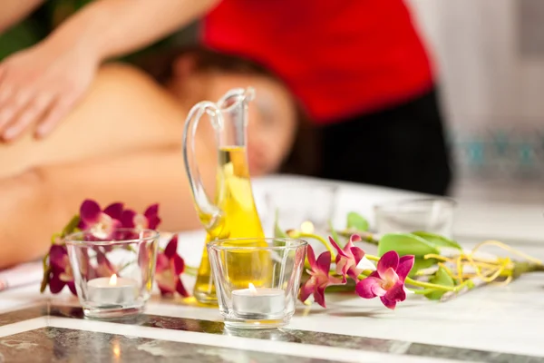 Wellness - Frau bekommt Massage im Spa — Stockfoto