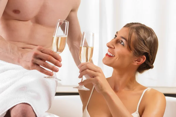 Paar macht Wellness mit Champagner — Stockfoto