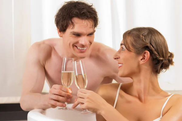 Couple fait du bien-être avec du champagne — Photo