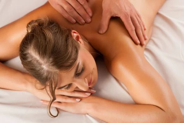 Donna che gode di massaggio alla schiena benessere — Foto Stock