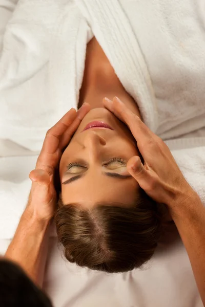Kosmetische Behandlung Massage im Wellnessbereich — Stockfoto
