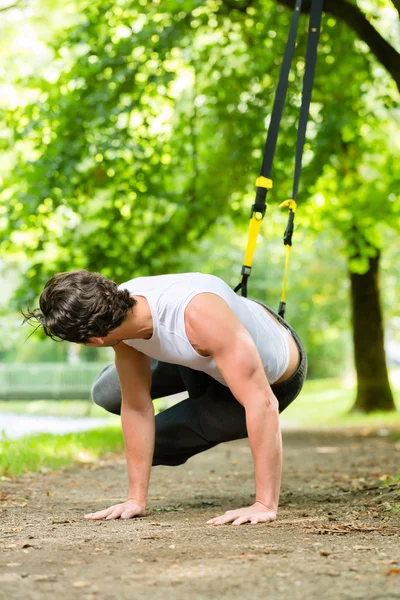 Man in stadspark doen schorsing trainer sport — Stockfoto