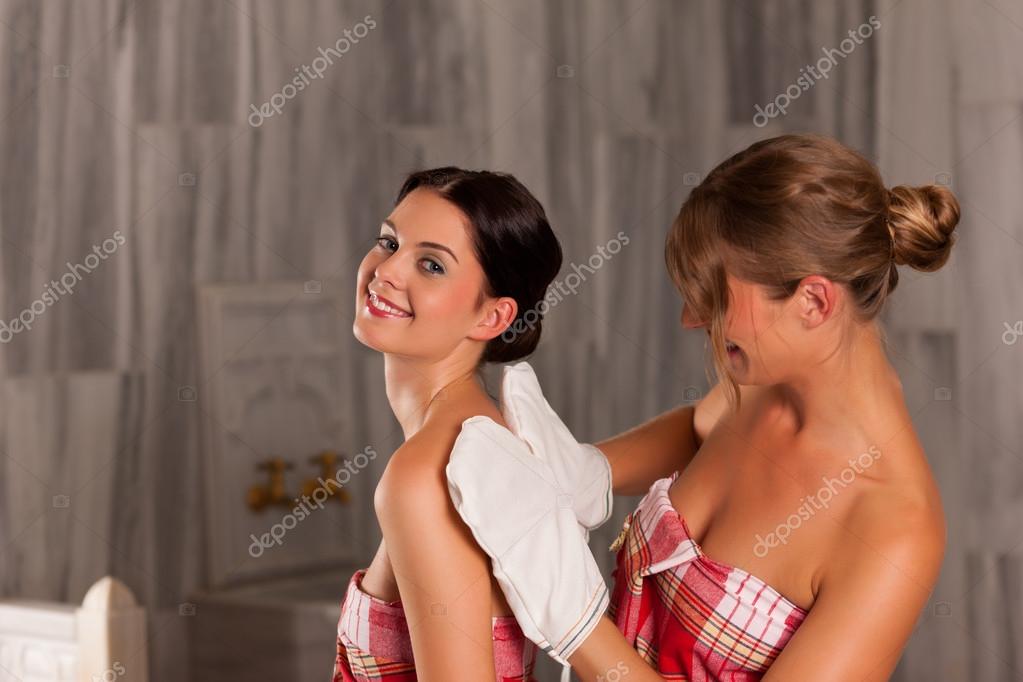 Девушки делают друг дружке массаж и не только