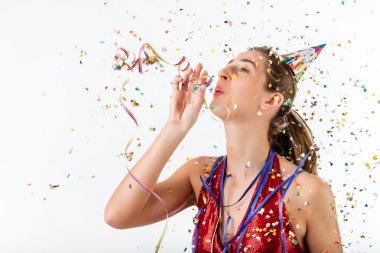 kadın flama ve parti şapkası ile doğum günü kutluyor