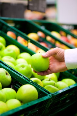 Adam süpermarkette bakkal alışveriş