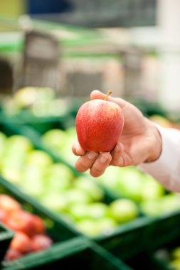 Adam süpermarkette bakkal alışveriş