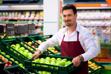 Süpermarkette adam tezgâhtar olarak