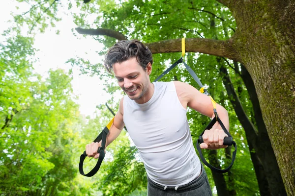 Man doen schorsing trainer sling sport — Stockfoto