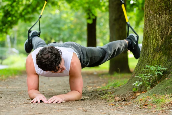 Homem fazendo suspensão treinador sling sport — Fotografia de Stock