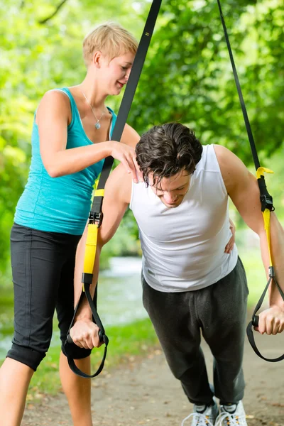 Persone che fanno sospensione o sling trainer fitness — Foto Stock