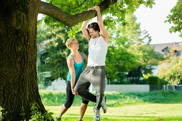 Lidé v městském parku, Tom Brady nebo pull ups na stromě — Stock fotografie