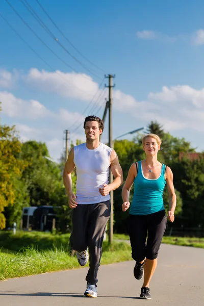 Τρέξιμο Αθλητισμός ζευγάρι και τζόκινγκ στην αγροτική οδό — Φωτογραφία Αρχείου