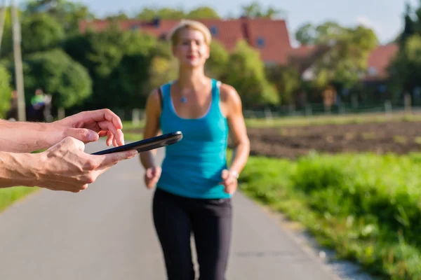 Pareja corriendo, deporte trotando en la calle rural — Foto de Stock