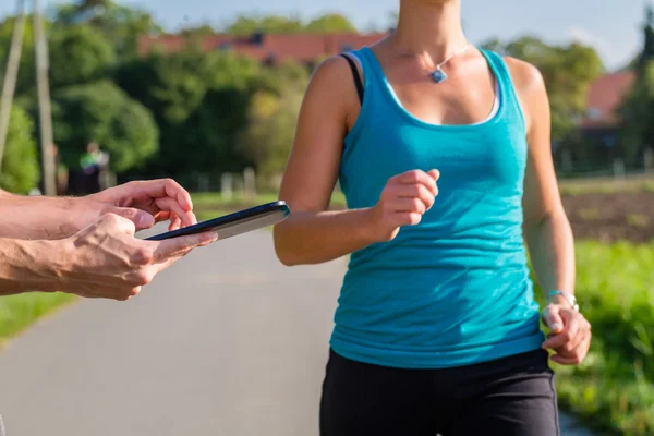 Course en couple, jogging sportif dans la rue rurale — Photo