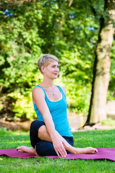 Young woman in nature doing yoga — Stock Photo, Image