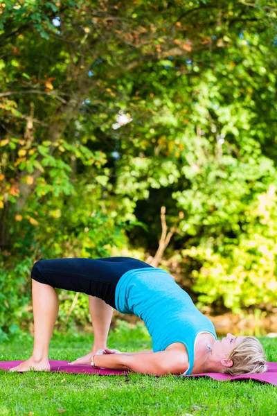 Young woman in nature doing yoga — Stock Photo, Image