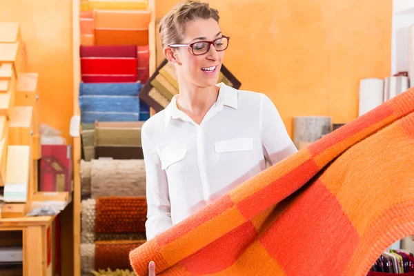 Diseñador de interiores compra alfombra o moqueta —  Fotos de Stock
