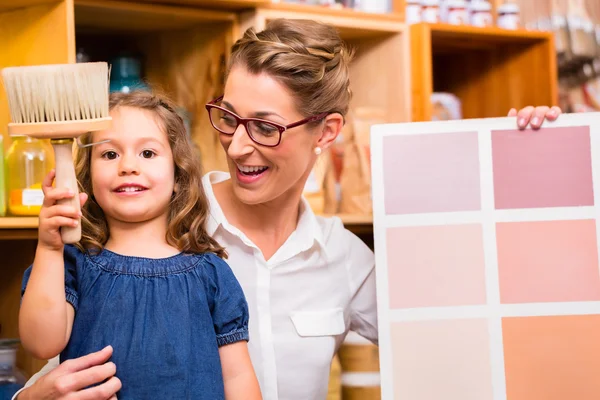 Familie met verf monster kaart in winkel — Stockfoto