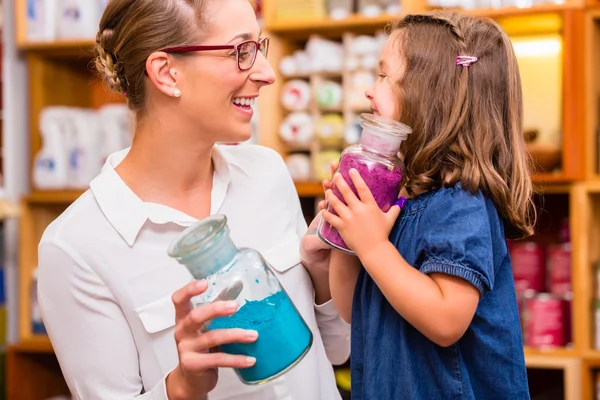 Familj med pigment färger i butiken — Stockfoto