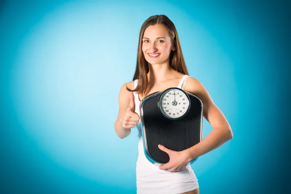 Втрата ваги - молода жінка з вимірювальною шкалою — стокове фото