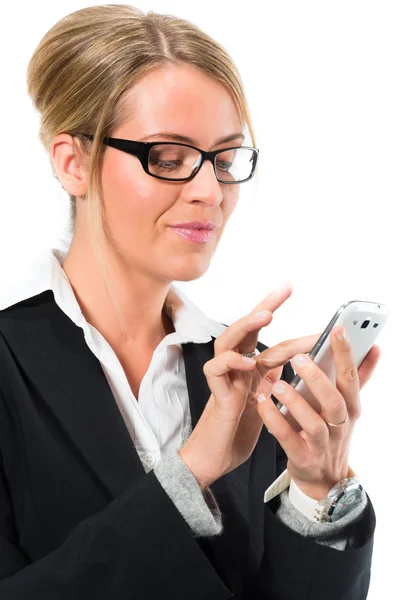 Mujer joven usando su teléfono móvil para enviar mensajes de texto —  Fotos de Stock