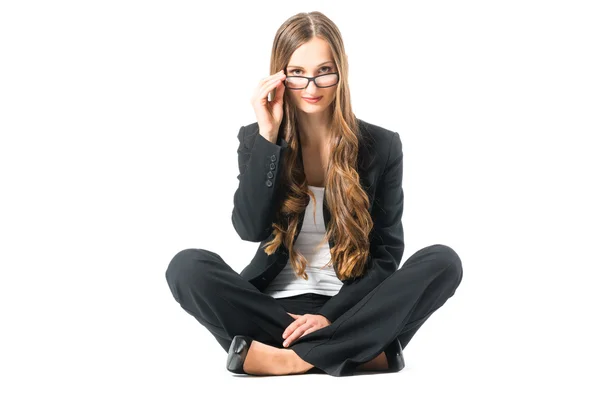 Junge Geschäftsfrau mit Brille unter die Lupe genommen — Stockfoto