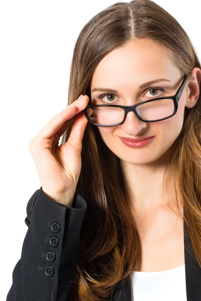Giovane donna con gli occhiali cercando — Foto Stock