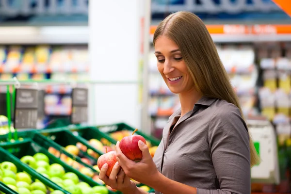 Wanita di supermarket belanja — Stok Foto