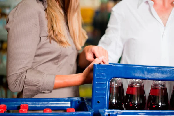 Paar in de supermarkt kopen van dranken — Stockfoto