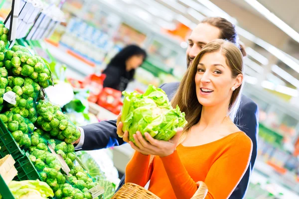 Paar winkelen boodschappen in supermarkt — Stockfoto