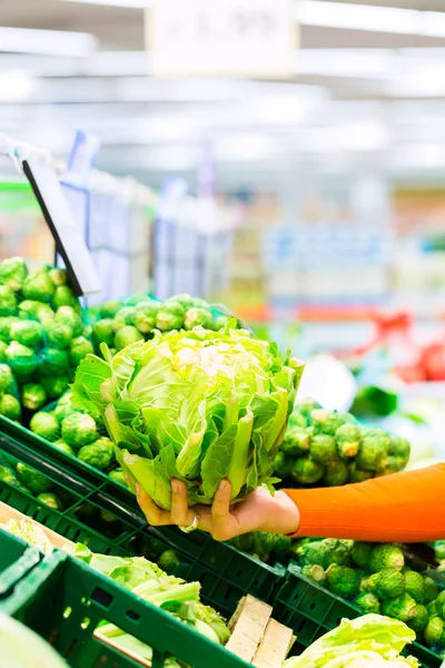 Donna che compra verdure al supermercato — Foto Stock