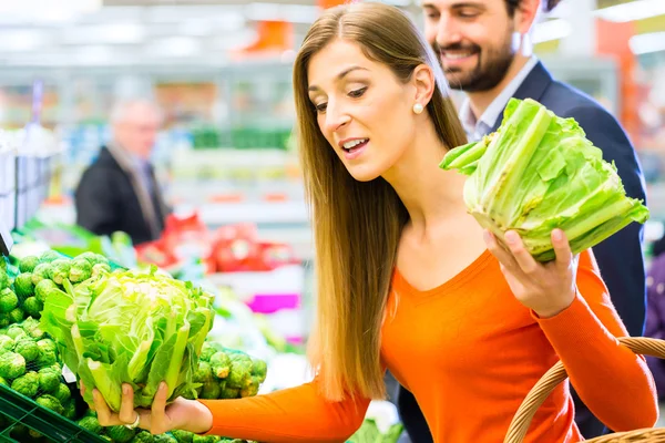 Paar kauft im Supermarkt Lebensmittel ein — Stockfoto