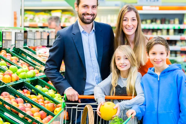 Familie boodschappen in hypermarkt — Stockfoto