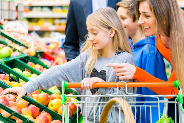 Negozi di alimentari di famiglia nell'ipermercato — Foto Stock