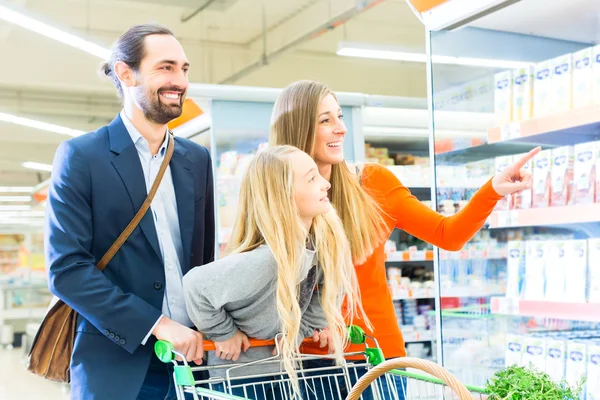 Rodina s nákupním vozíkem v supermarketu ukládat — Stock fotografie