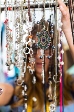 Takı Tasarımcısı toplama taşlarla