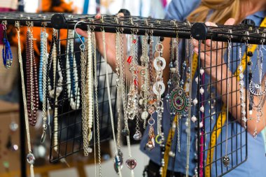 Takı Tasarımcısı toplama taşlarla