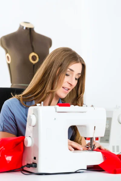 Diseñador de moda o sastre trabajando en estudio — Foto de Stock