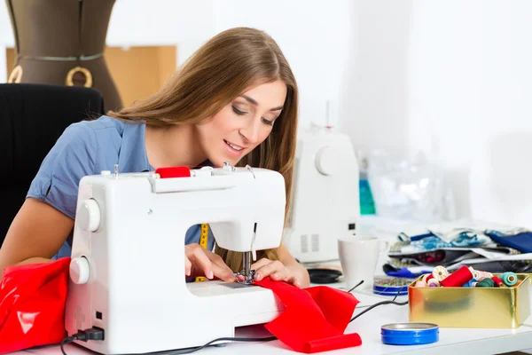 Modedesignerin oder Schneiderin im Atelier — Stockfoto